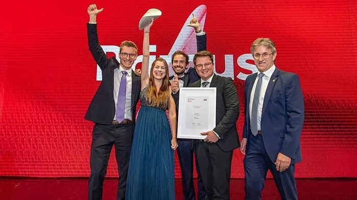 medaia bekam den Primus-Preis von Frutura-Chef Manfred Hohensinner überreicht