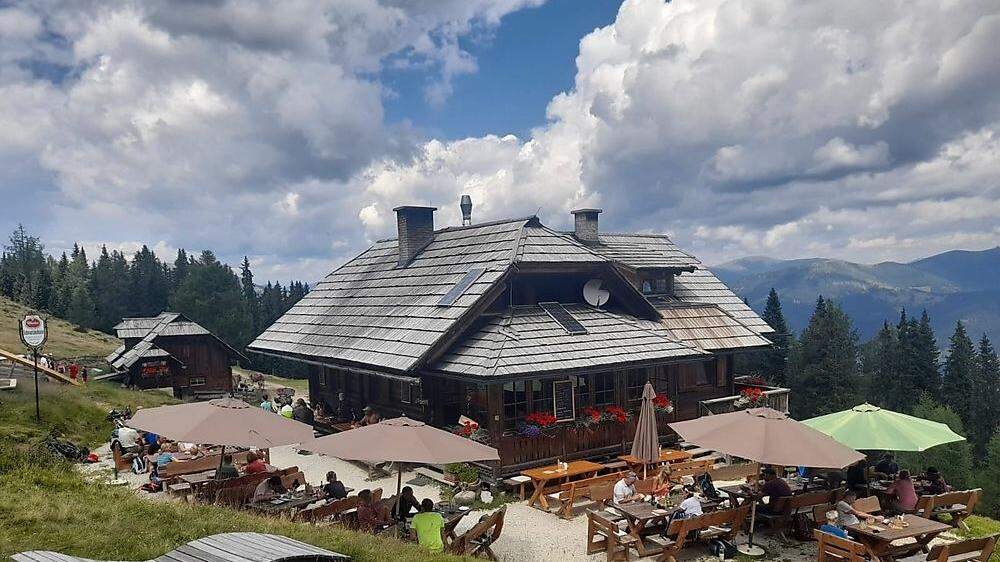 Die Schwarzseehütte am Verditz ist beliebtes Einkehrziel bei Wanderern