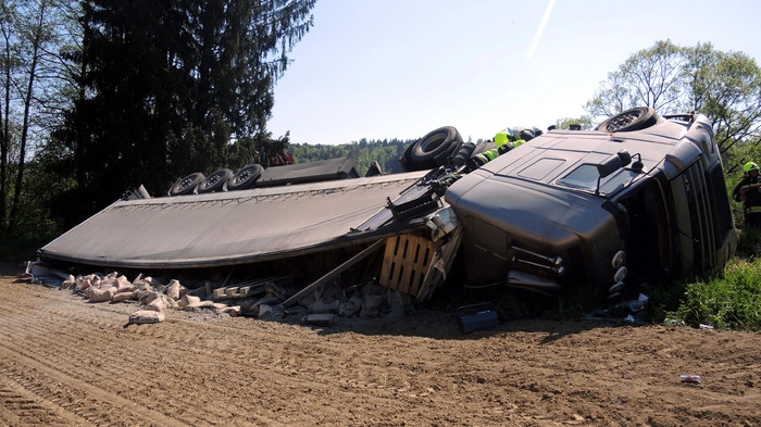Der Lkw mit niederösterreichischem Kennzeichen war gegen 13.30 Uhr von der Fahrbahn der L 617 abgekommen und in einen Acker gestürzt.