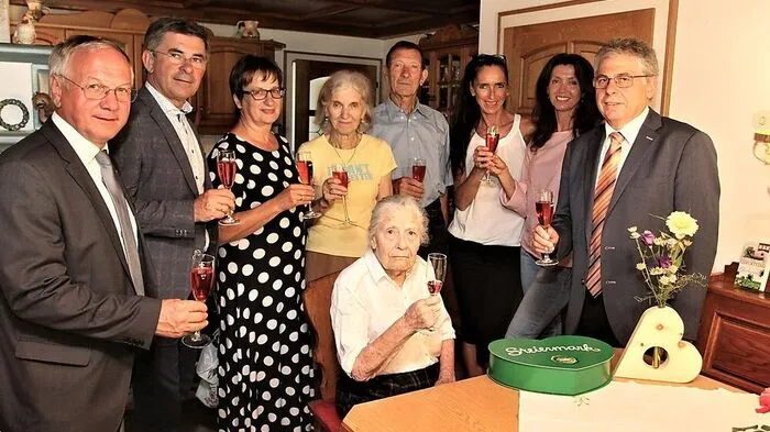 Die regionale Politik stellte sich zum 105. Geburtstag von Rosa Köllner als Gratulanten ein
