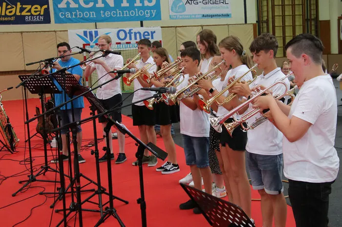 ...als das Trompeten-Ensemble mit der von Manfred M. Mulej komponierten „Festfanfare 2923“ den Reigen der Darbietungen eröffnete.  