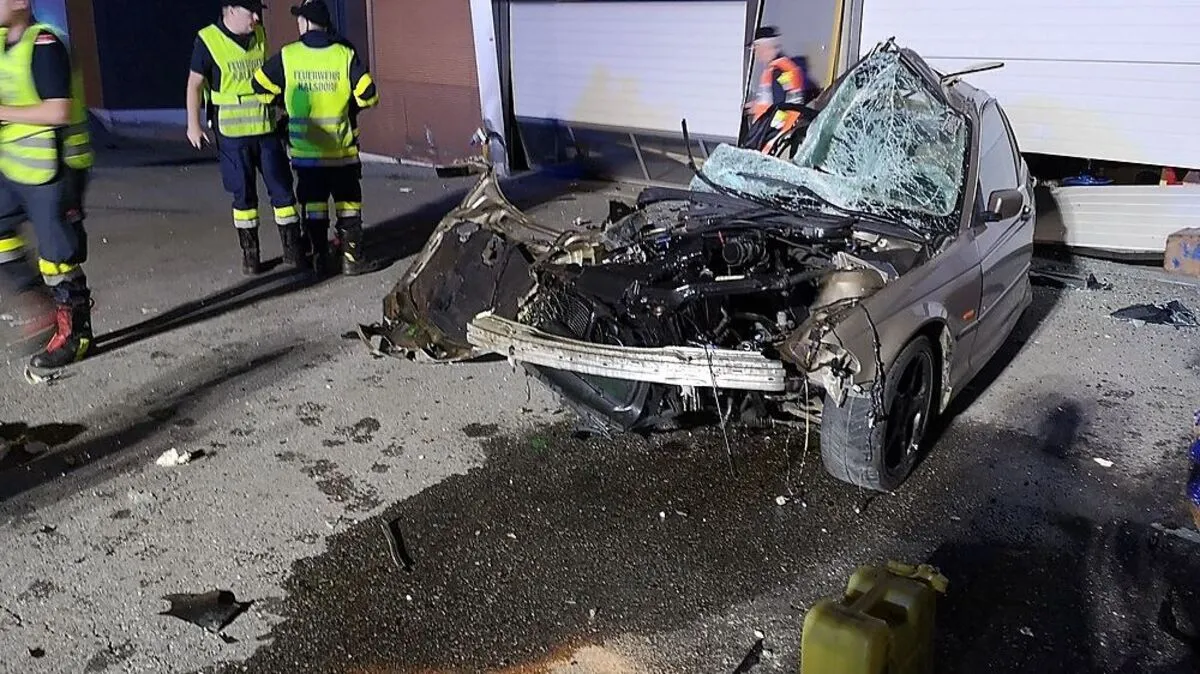 Der Unfalllenker stieg noch selbst aus diesem Wrack aus