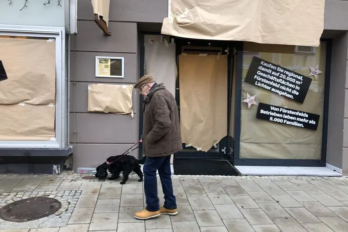 Beinahe alle Geschäfte im Zentrum waren gestern mit Packpapier verhüllt