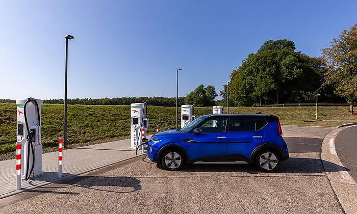 Eine Schnellladung benötigt meist nicht länger als die Dauer eines Einkaufs