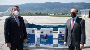 Außenminister Schallenberg und EU-Kommissar Varhelyi mit dem Impfstoff für den Westbalkan