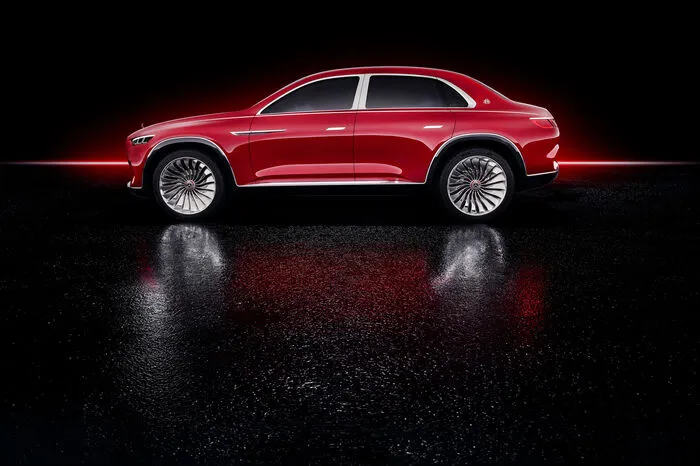 Alleine mit seinen großzügigen Abmessungen (5260/2110/1764 mm L/B/H) und den nicht gerade dezenten 24-Zoll-Rädern setzt der Mercedes-Maybach ein Ausrufungszeichen. Der massive verchromte Kühlergrill mit seinen feinen senkrechten Streben im Stil eines Nadelstreifen-Anzugs und die flachen Scheinwerfer mit drei Leuchteinheiten und opulente Lufteinlässe akzentuieren die Front.