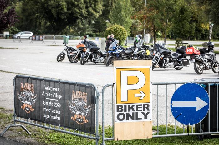 Autofahrer können die Auffangparkplätze benutzen und mit dem Shuttle zum Harley-Village kommen