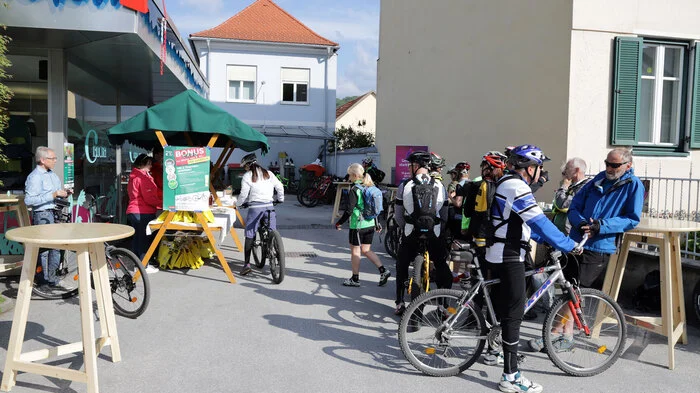 Für die ORF Radsternfahrt entlang der Raab bis nach Feldbach und die Saisoneröffnungsfahrt der Weizer Almenlandtour trafen sich am Staatsfeiertag begeisterte Radler in Weiz vor der Gelateria Claudia.