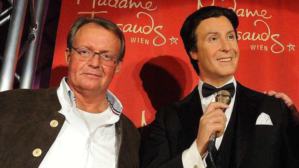 Michael Neumayer, hier mit einer Wachsfigur seines Vaters Peter Alexander bei Madame Tussaud in Wien