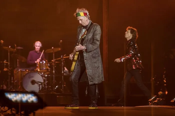 Messerscharf schnitten die Gitarren durch die Nacht, dazu Jagger in ewiger Bestform.