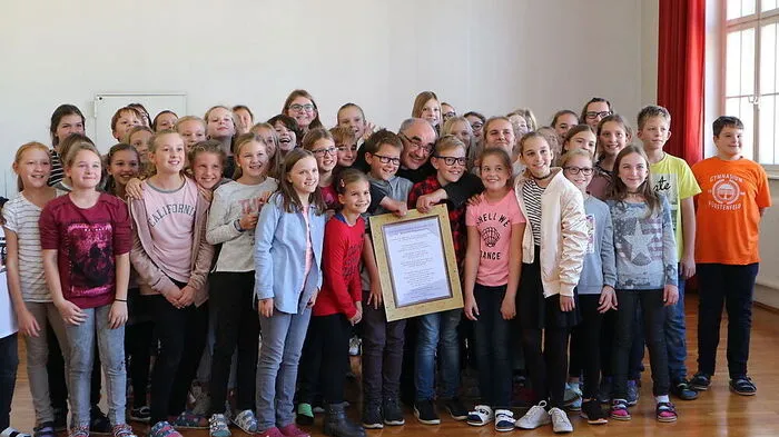 Suchbild mit Bischof: Wilhelm Krautwaschl inmitten der Fürstenfelder Schülerinnen und Schüler
