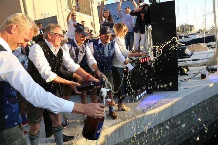 Bootstaufe der VO65 mit Pfarrer Jürgen Öllinger und Taufpaten: Skikaiser Franz Klammer, Landeshauptmann Peter Kaiser und Hirter Bier CEO Klaus Möller im Portopiccolo Hafen in Sistiana bei Triest und anschließender Pastaparty
