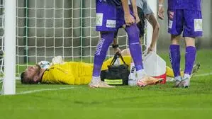 Manuel Kuttin am Boden, er konnte nicht mehr weiterspielen, sein Aus leitete das Ende ein 