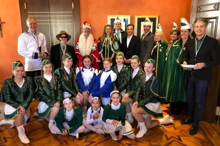 Stadtchef Siegfried Nagl und VP-Regierer mit der Mädchengarde und den Faschingshoheiten.