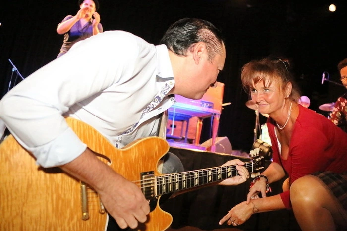 Und als Wressnig’s Mitstreiter Enrico Crivellaro hören ließ, wie man in Padua Boogie-Woogie spielt, konnte man auch Tanzbeine sehen.