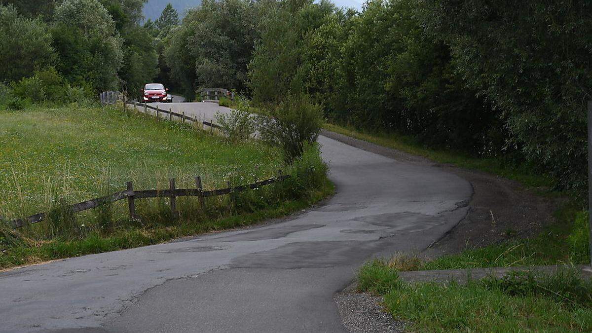 Die Amlacher Straße war zwischen den beiden Brücken immer wieder überschwemmt. Deshalb wird sie erhöht