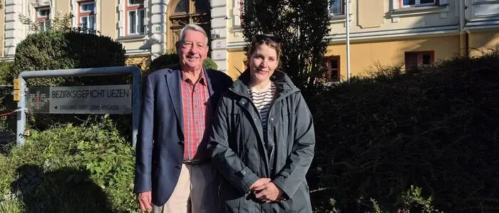 Der ehemalige Leiter des Stadtarchivs Liezen, Karl Hödl, und seine Nachfolgerin Katharina Ernecker vor dem Bezirksgericht
