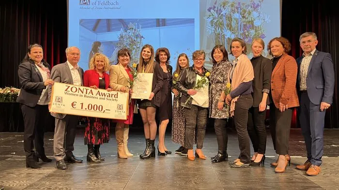 Zonta-Präsidentin Margreth Kortschak-Huber und die für den Zonta-Club-Feldbach-Award verantwortliche Servicereferentin Barbara Jantscher sowie Landtagspräsidentin Manuela Khom, Nationalratsabgeordnete Agnes Totter, Bürgermeister Josef Ober und weitere Vertreter aus Politik und Gesellschaft gratulierten der Weltmeister-Floristin zum Zonta-Award