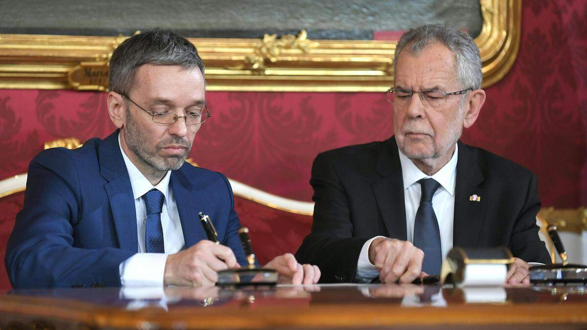  Herbert Kickl und Alexander Van der Bellen  im Rahmen der Angelobung in der Präsidentschaftskanzlei in Wien 