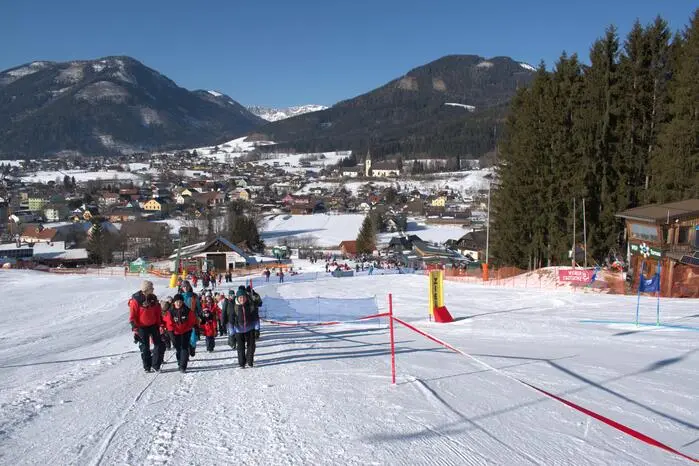 Während beim ersten Durchgang am Vormittag noch wenige Zuseher da waren, versammelten sich zur Entscheidung um 13.15 Uhr doch viele Leute neben der Piste