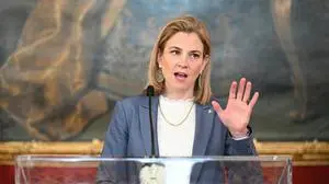 ABD0100_20250222 - WIEN - ÖSTERREICH: NEOS-Bundesparteichefin Beate Meinl-Reisinger am Samstag, 22. Februar 2025, während eines Statements nach einem Treffen mit Bundespräsident Van der Bellen in der Präsidentschaftskanzlei in Wien. - FOTO: APA/MAX SLOVENCIK