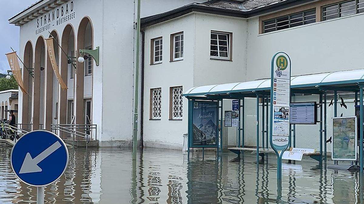 Strandbad in Klagenfurt nach den Dauerregenfällen vom Wochenende