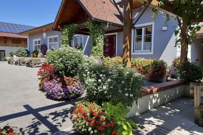 Fünf Floras in der Kategorie "Beherbergung u. Bewirtung" Buschenschank Grabin, Annemarie Grabin, Sankt Veit in der Südsteiermark