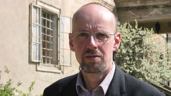 Karl Arbesser vor seinem Schloss in Spielberg