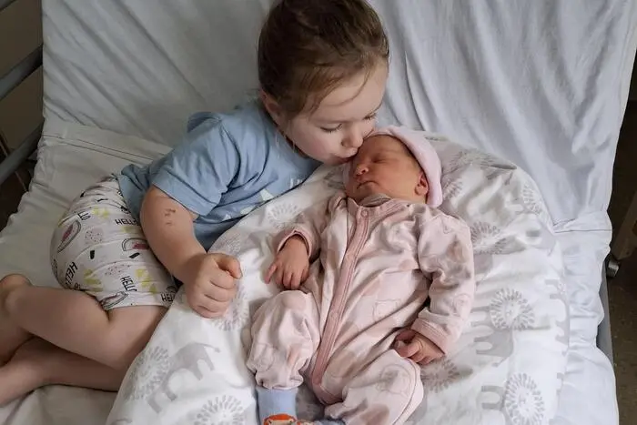 Ein Busserl für Ella-Marie | Katharina Sophie freut sich sehr über ihre Schwester Ella-Marie (3610/52), die am 28. August im LKH Rottenmann zur Welt kam. Das Familienglück von Mama Sabrina Lisa Köberl und Papa Siegfried Herbst aus Wörschach ist damit perfekt. Eine Besonderheit verbindet die beiden Schwestern zudem: Beide Mädels wurden an einem Freitag geboren. Die Familie blickt nun gemeinsam auf eine spannende und glückliche Zukunft mit ihren beiden Töchtern.