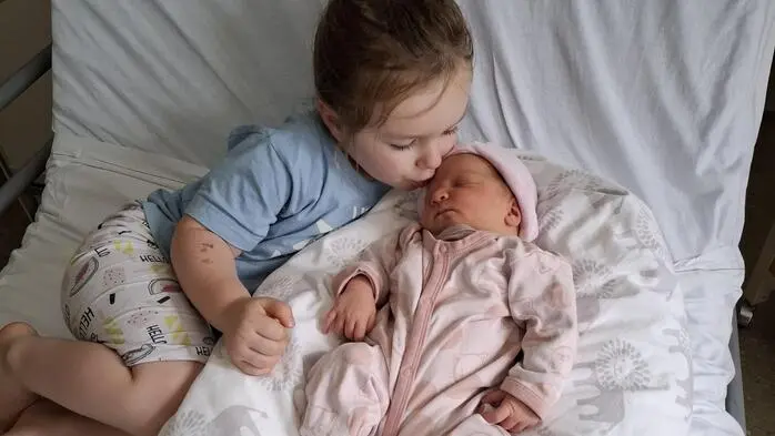 Katharina Sophie freut sich sehr über ihre Schwester Ella-Marie (3610/52), die am 28. August im LKH Rottenmann zur Welt kam. Das Familienglück von Mama Sabrina Lisa Köberl und Papa Siegfried Herbst aus Wörschach ist damit perfekt. Eine Besonderheit verbindet die beiden Schwestern zudem: Beide Mädels wurden an einem Freitag geboren. Die Familie blickt nun gemeinsam auf eine spannende und glückliche Zukunft mit ihren beiden Töchtern.
