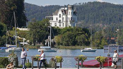Gewässerökologe beanstandete 40 Zentimeter hohe Uferverbauung bei Schloss Reifnitz. Jetzt sind Sachverständige am Zug