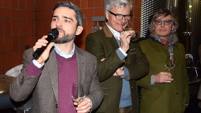 Zur Verkostung des neuen Jahrgangs 2017 und süffiger Lagenweine lud die Weinbauernfamilie Erich &amp; Walter Polz ein. Rund 170 Genießerinnen und Genießer folgten der Einladung. 