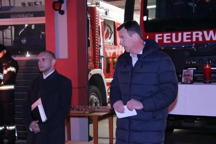 Bärnbachs Bürgermeister Jochen Bocksruker würdigte das 40 Jahre lange Wirken des Verstorbenen in der Feuerwehr und für die Allgemeinheit, Anton Eisner von der Bestattung Voitsberg hielt eine kurze religiöse Andacht.