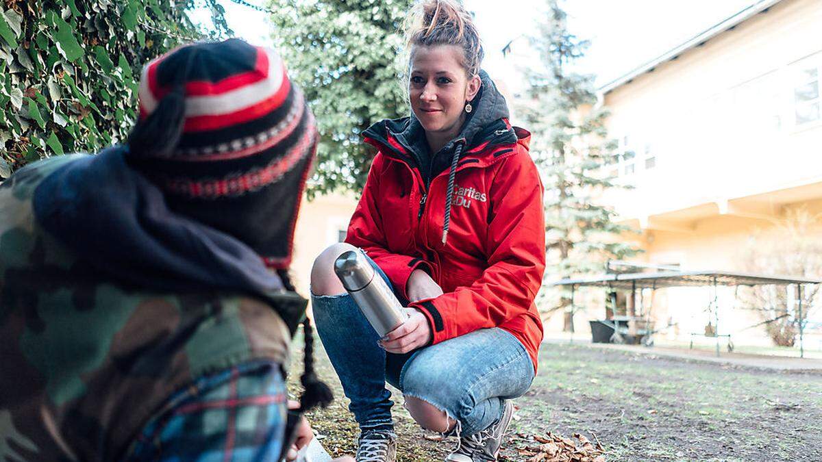 Caritas-Mitarbeiter helfen mit Schlafsäcken, Winterkleidung und Tee (Archivbild)