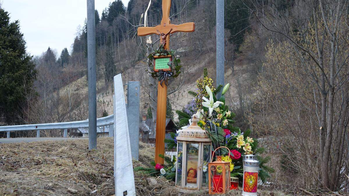 An der Unfallstelle tauchen täglich mehr Kerzen auf. Unbekannte hatten bereits am Donnerstag ein Gedenkkreuz aufgestellt