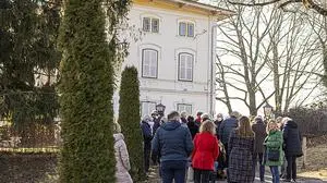 Eine Viertelstunde vor dem Start der Besichtigung standen bereits 30 Interessierte vor dem Tor