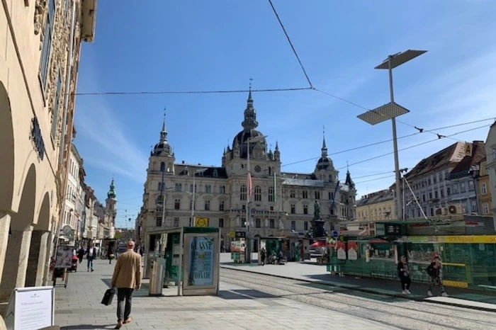 Das Rathaus ist beflaggt bis zum EU-Gestirn. Es ist keine Grazer Messewoche, kein 1. Mai. Ja hissen wir die Fahnen gar für die Corona-Krise ?