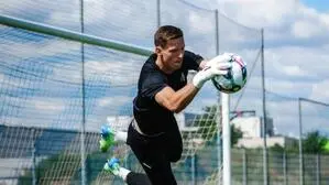 Prüft seine eigene Marke natürlich auf Grip und Funktionalität: Tormann Richard Strebinger