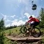 Mountainbiker unter Gondel