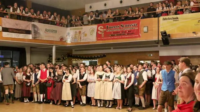 Beinahe aus allen Nähten platzte am Samstagabend das Kulturhaus von Althofen. Grund des enormen Besucherandranges war die „20. Nacht der Landjugend (LJ) Kärnten“. Und die jungen und junggebliebenen Besucher kamen aus ganz Kärnten angereist, um bei diesem außergewöhnlichen Event in der Krappfeld-Metropole mit dabei zu sein.
