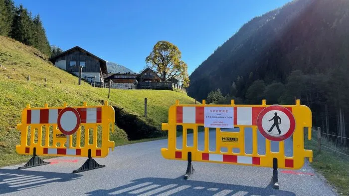 Im Oktober 2021 musste in Schladming ein 60-Tonnen-Steinbrocken oberhalb der Mautstraße zur Ursprungalm weggesprengt werden