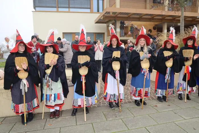 Die Weizer Faschingshexen waren ebenso zum Faschingsauftakt nach Kirchberg an der Raab gekommen, ....
