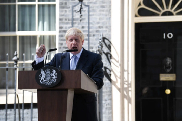 Und da steht er schon vor seinem neuen Heim: Der Downing Street Nr. 10. Vor der berühmten schwarzen Tür hielt Johnson seine erste Rede als neuer Premierminister.