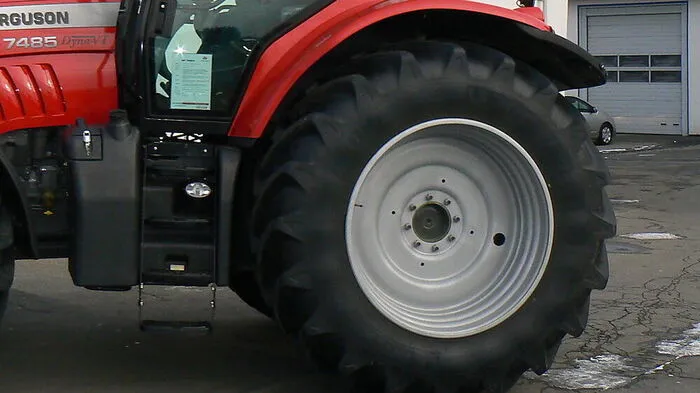 Der Traktor blieb mit dem Hinterrad auf dem Bein des Mannes stehen (Sujet)
