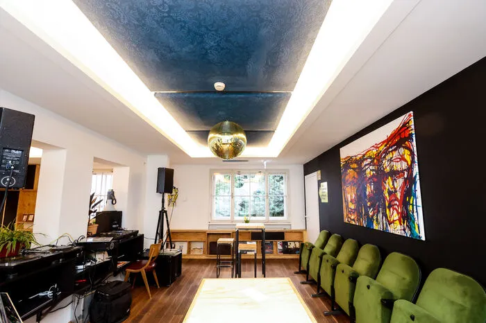 ... und als Herzstück die Lounge im hinteren Zimmer, die sich am Wochenende zum Dancefloor wandelt ...