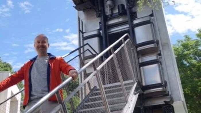 Der Künstler Erwin Wurm vor seinem Biennale-Truck