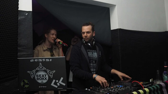 Keinen Schlaf bis in den frühen Morgen fanden die vielen vielen Gäste der Klagenfurter Lokale Samstagnacht. Die Hafenstadt und das Lendhafen Café waren zum Beispiel gedroschen voll und auch das Künstlerhaus CIK. Dort ging wieder einmal die Beatboxx über die Bühne.