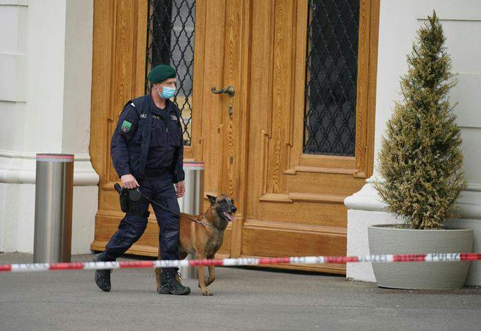 Bombenspürhunde durchsuchen das Gebäude