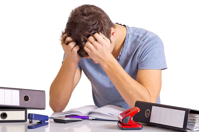Man ist in die Schulzeit zurückversetzt und muss eine Prüfung ablegen: Diese Träume treten auf, wenn eine neuerliche Prüfung bevorsteht, sei es eine akademische oder eine Lebensprüfung. Im Traum erinnern wir uns an ähnliche Situationen. Wiederkehrende Prüfungsträume weisen auf eine Überforderung hin.