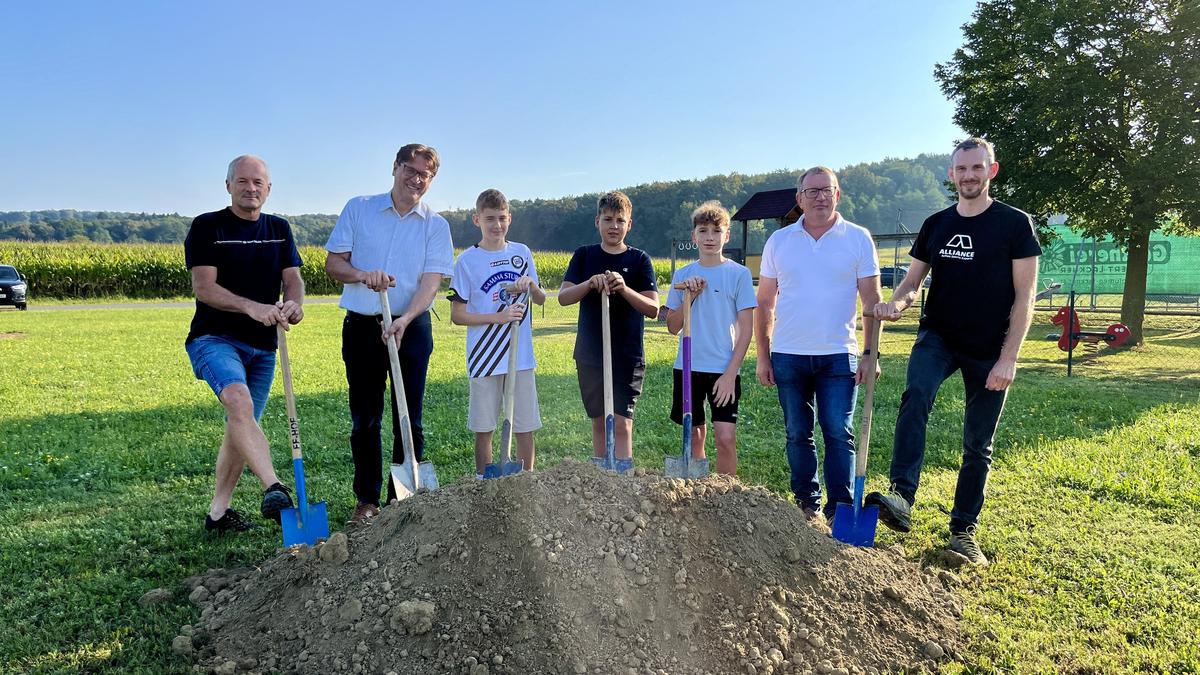 Außendienstmitarbeiter Karl Frauwallner, Bürgermeister Anton Edler, David Keimel, Elias Frühwirth, Simon Hirtl, Gemeinderat Günter Edelsbrunner und Georg König von Alliance (v. l.) setzten den Spatenstich